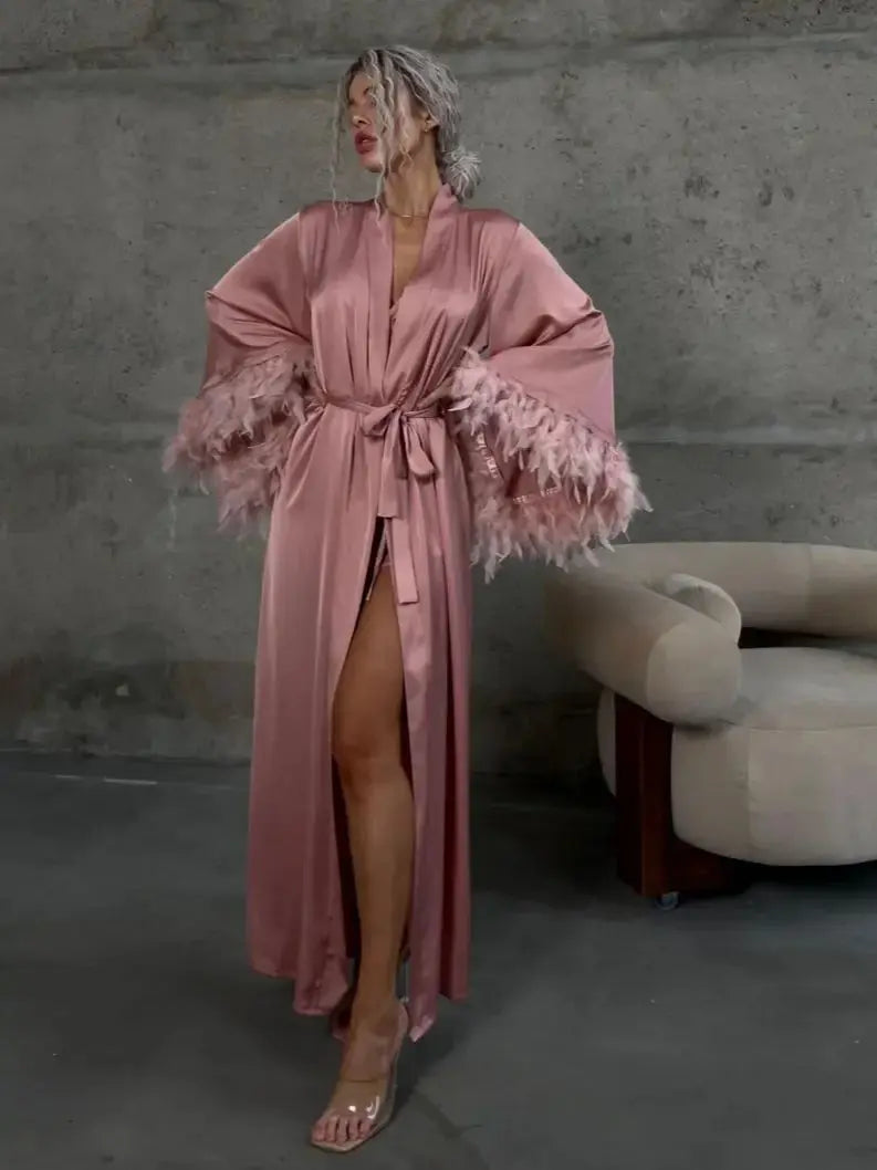 Peignoir Long Luxe Femme – Satin & Plumes, Longueur Cheville, Style Élégant