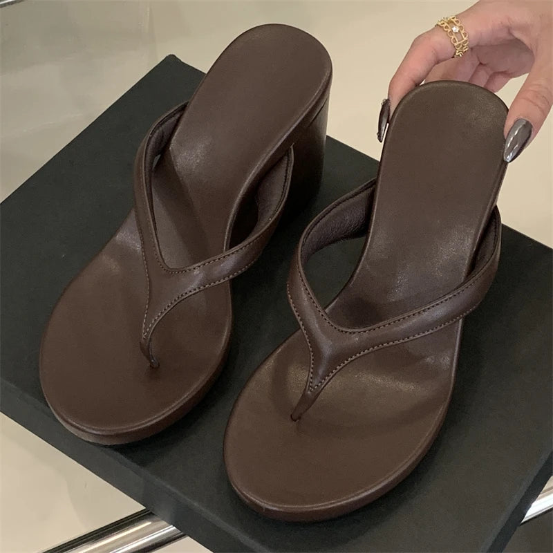 Tongs Compensées Femme Cuir PU – Talon Haut Bout Ouvert, Semelle Épaisse
