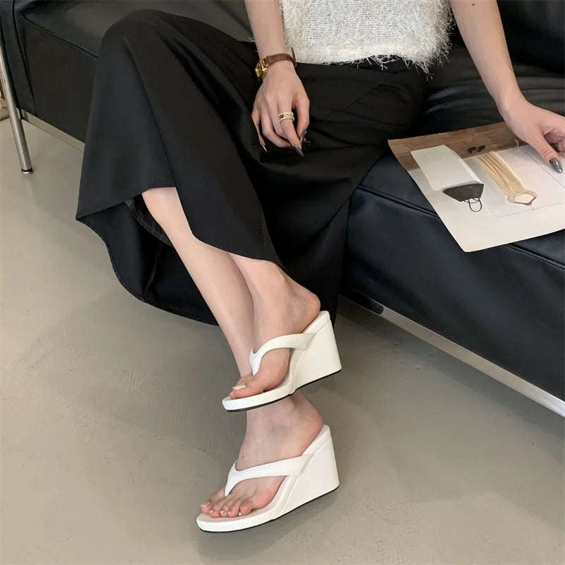 Tongs Compensées Femme Cuir PU – Talon Haut Bout Ouvert, Semelle Épaisse