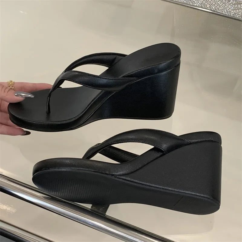 Tongs Compensées Femme Cuir PU – Talon Haut Bout Ouvert, Semelle Épaisse