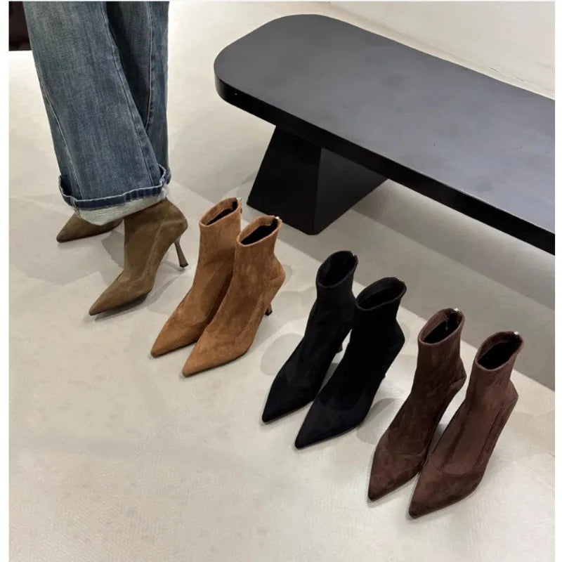 Bottines en Suédine à Bout Pointu et Talon Fin