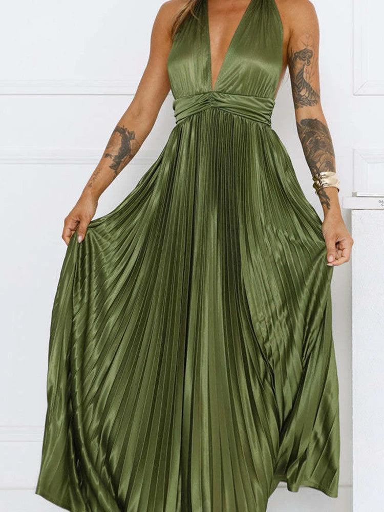 Robe Longue à Aspect Satiné – Col Licou, Dos Nu et Jupe Plissée