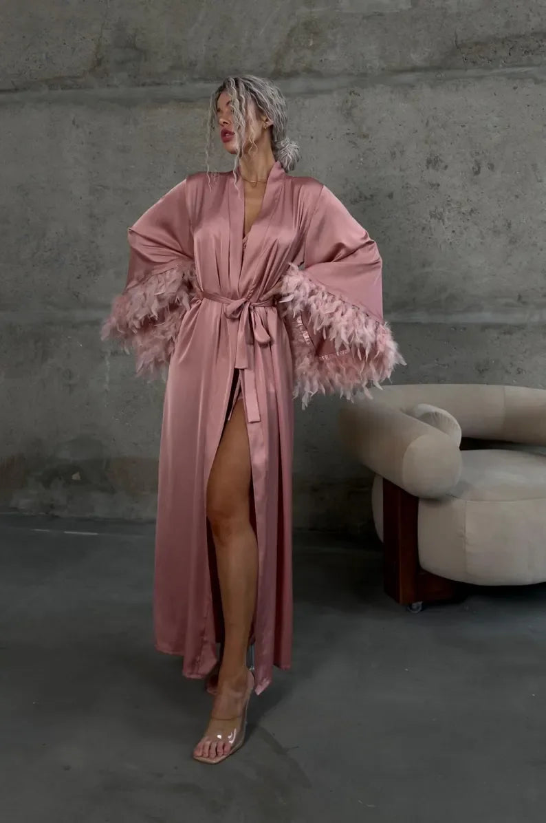 Peignoir Long Luxe Femme – Satin & Plumes, Longueur Cheville, Style Élégant