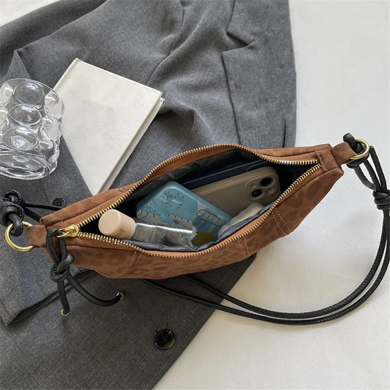 Mini sac croissant en suédine tendance - Design avec cordon et accents dorés