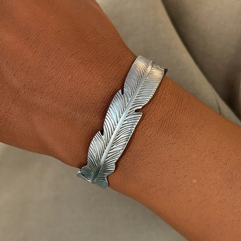 Bracelet Plume Rétro – Acier Inoxydable Doré, Ajustable, Unisexe