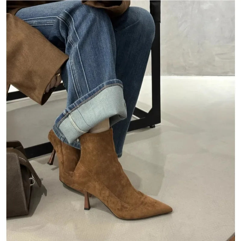 Bottines en Suédine à Bout Pointu et Talon Fin
