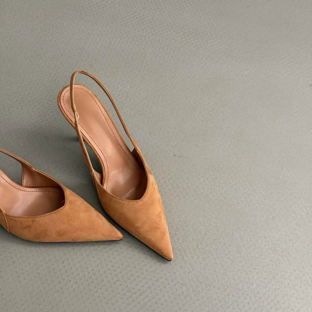 Escarpins en suédine à bride arrière et talon fin