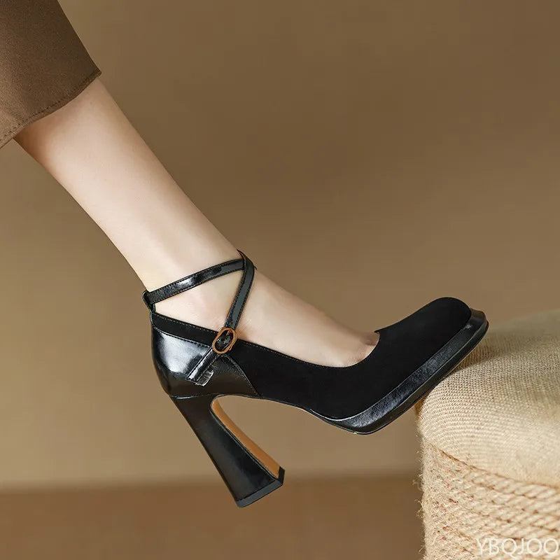 Escarpins rétro à brides croisées et talon carré