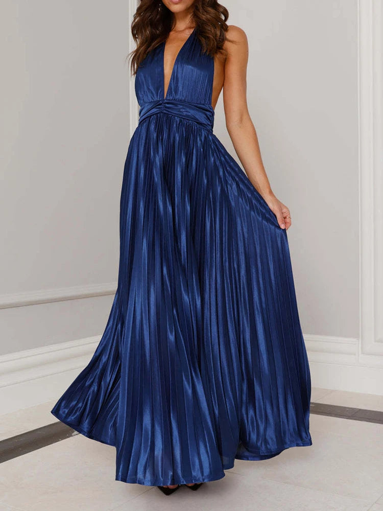 Robe Longue à Aspect Satiné – Col Licou, Dos Nu et Jupe Plissée