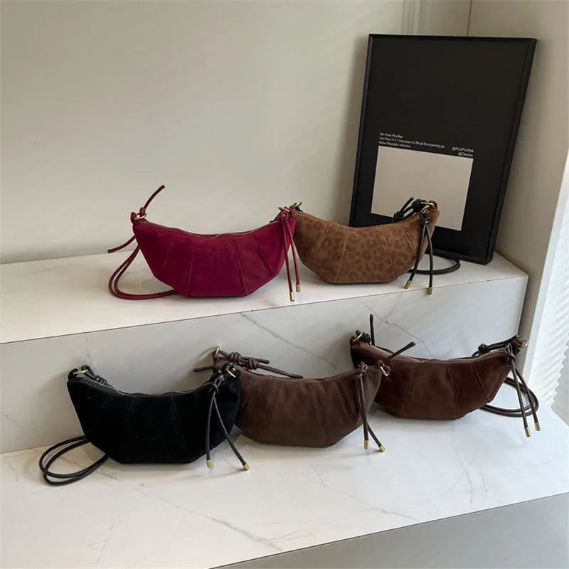 Mini sac croissant en suédine tendance - Design avec cordon et accents dorés