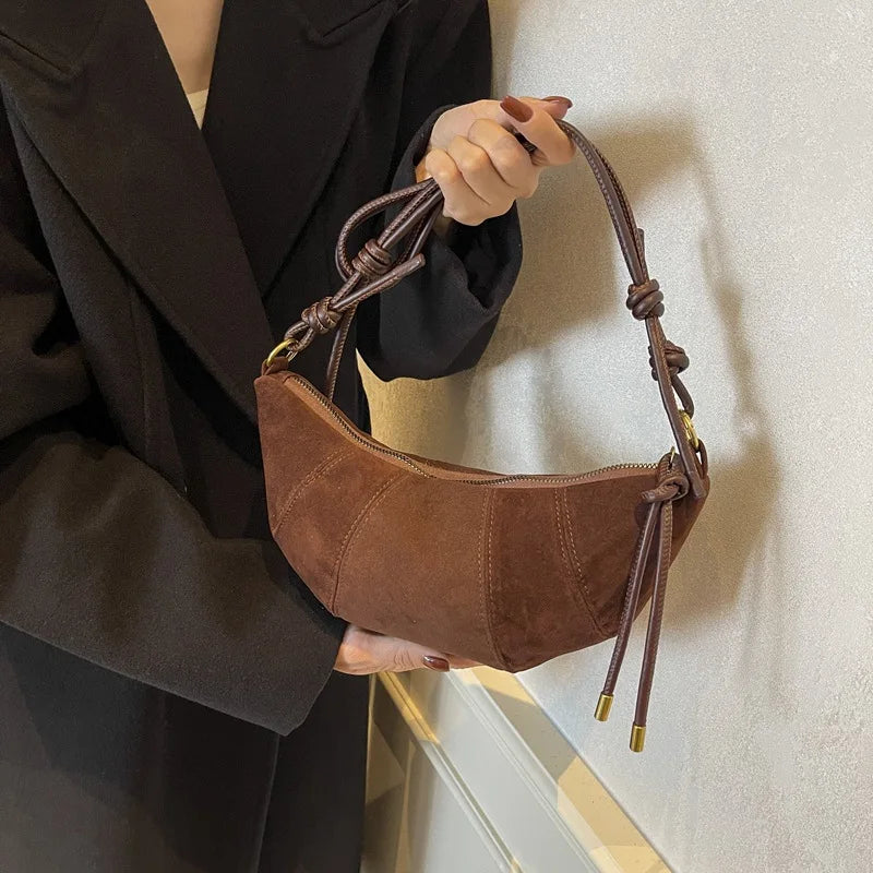 Mini sac croissant en suédine tendance - Design avec cordon et accents dorés