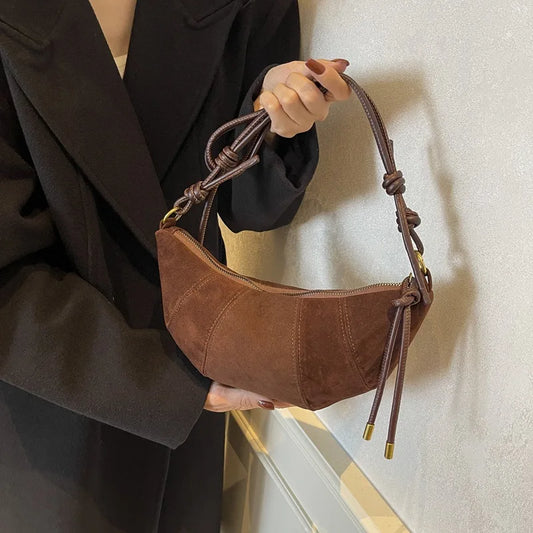 Mini sac croissant en suédine tendance - Design avec cordon et accents dorés