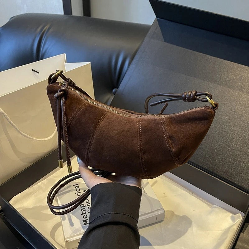 Mini sac croissant en suédine tendance - Design avec cordon et accents dorés