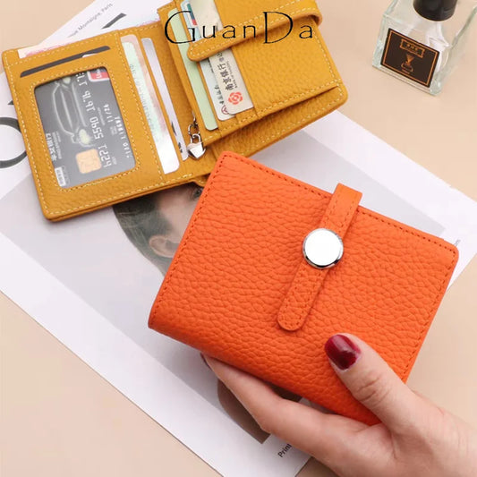 Portefeuille Femme en Cuir Véritable – Porte-Cartes Pliable, Fermeture Éclair, Lettres Gravées