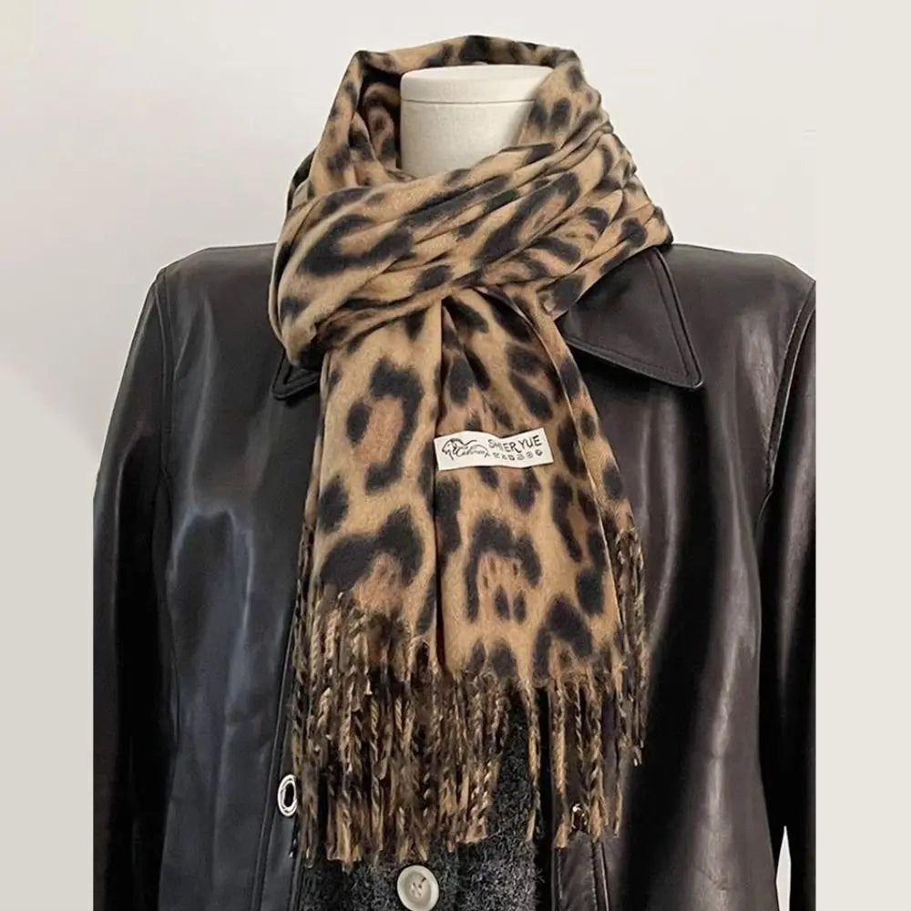Écharpe longue à franges au toucher doux – 180 × 30 cm