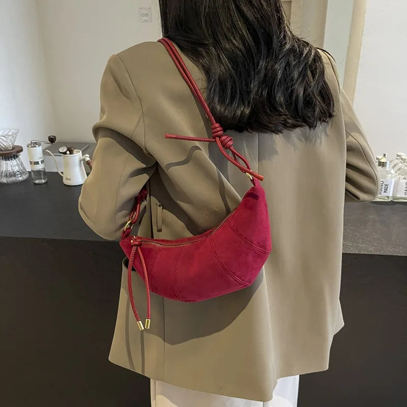 Mini sac croissant en suédine tendance - Design avec cordon et accents dorés
