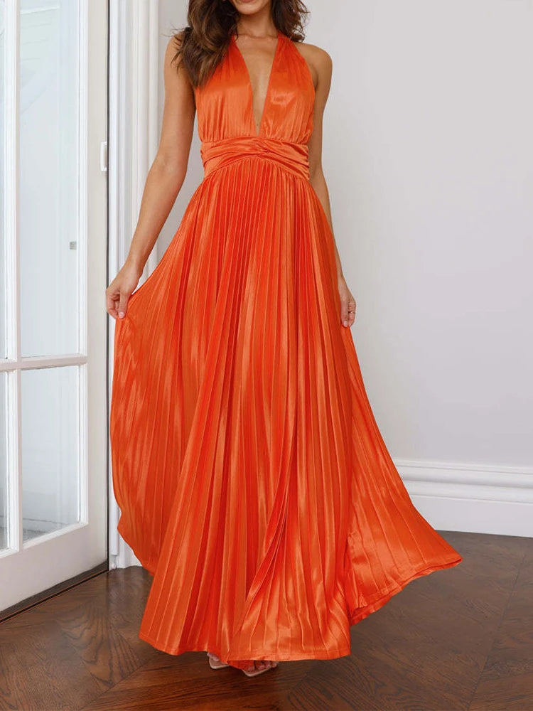 Robe Longue à Aspect Satiné – Col Licou, Dos Nu et Jupe Plissée