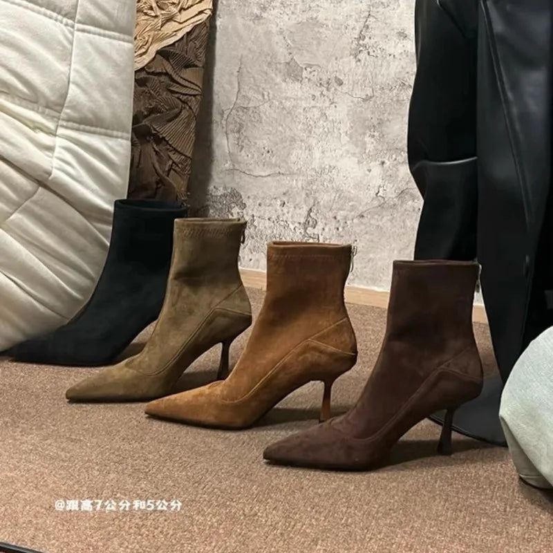 Bottines en Suédine à Bout Pointu et Talon Fin