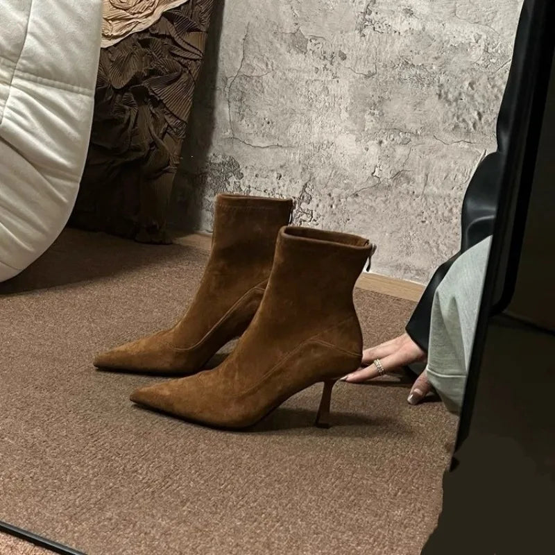 Bottines en Suédine à Bout Pointu et Talon Fin