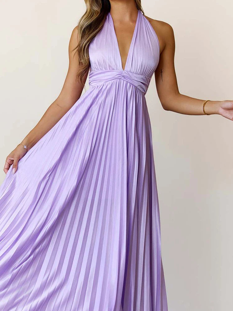 Robe Longue à Aspect Satiné – Col Licou, Dos Nu et Jupe Plissée