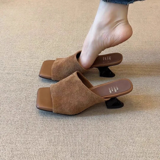 Mules Femme en Suédine – Bout Carré, Talon Carré Original, Style Office Élégant
