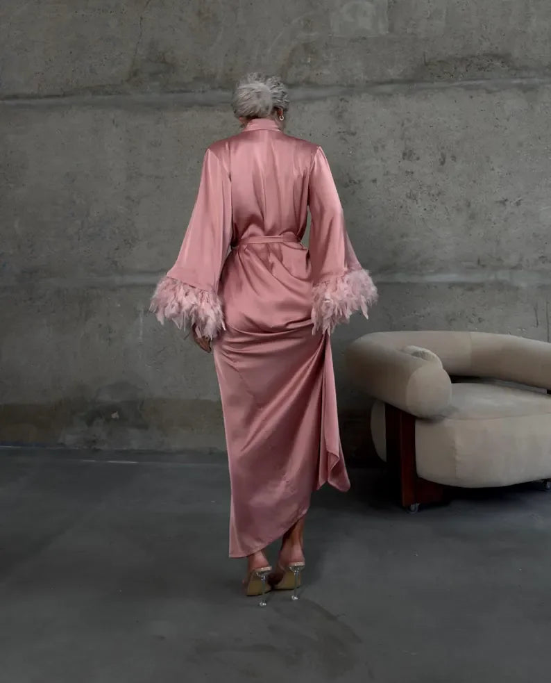 Peignoir Long Luxe Femme – Satin & Plumes, Longueur Cheville, Style Élégant