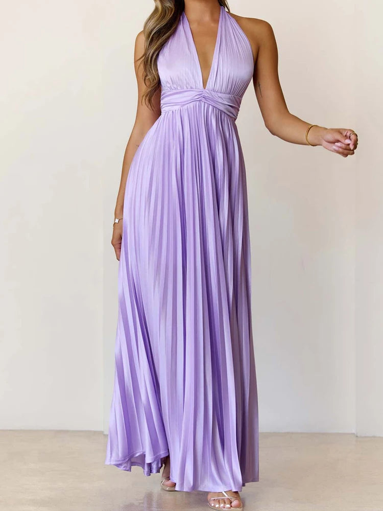 Robe Longue à Aspect Satiné – Col Licou, Dos Nu et Jupe Plissée