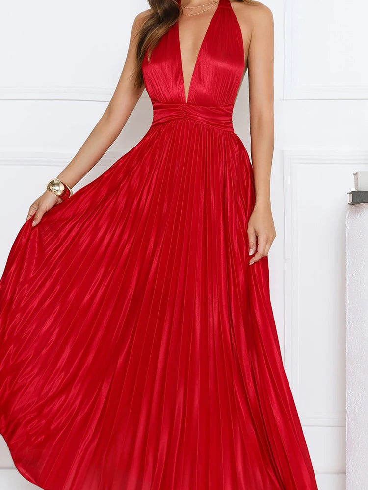 Robe Longue à Aspect Satiné – Col Licou, Dos Nu et Jupe Plissée