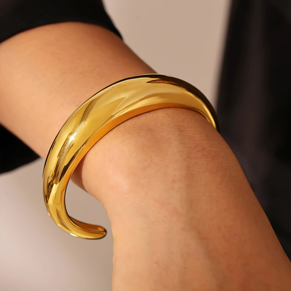 Bracelet Manchette Minimaliste en C – Acier Inoxydable 316L Plaqué Or 18K, Pour Femme