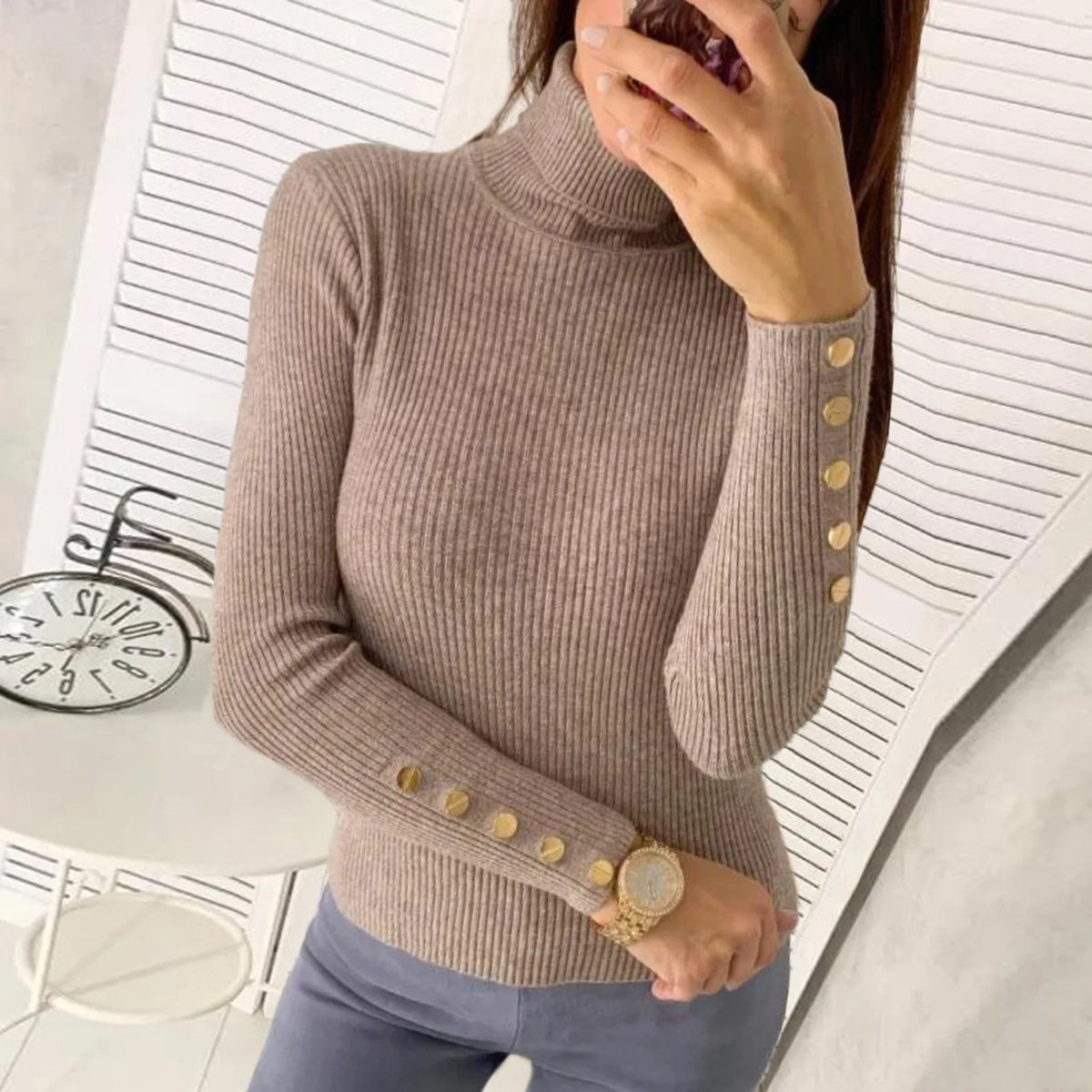 Pull Côtelé à Col Roulé et Boutons Décoratifs