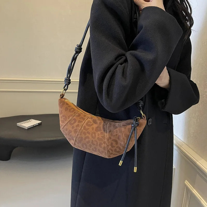 Mini sac croissant en suédine tendance - Design avec cordon et accents dorés