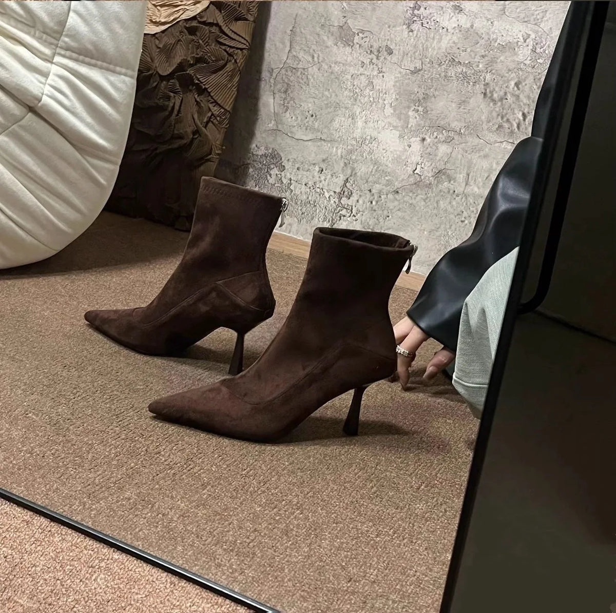 Bottines en Suédine à Bout Pointu et Talon Fin